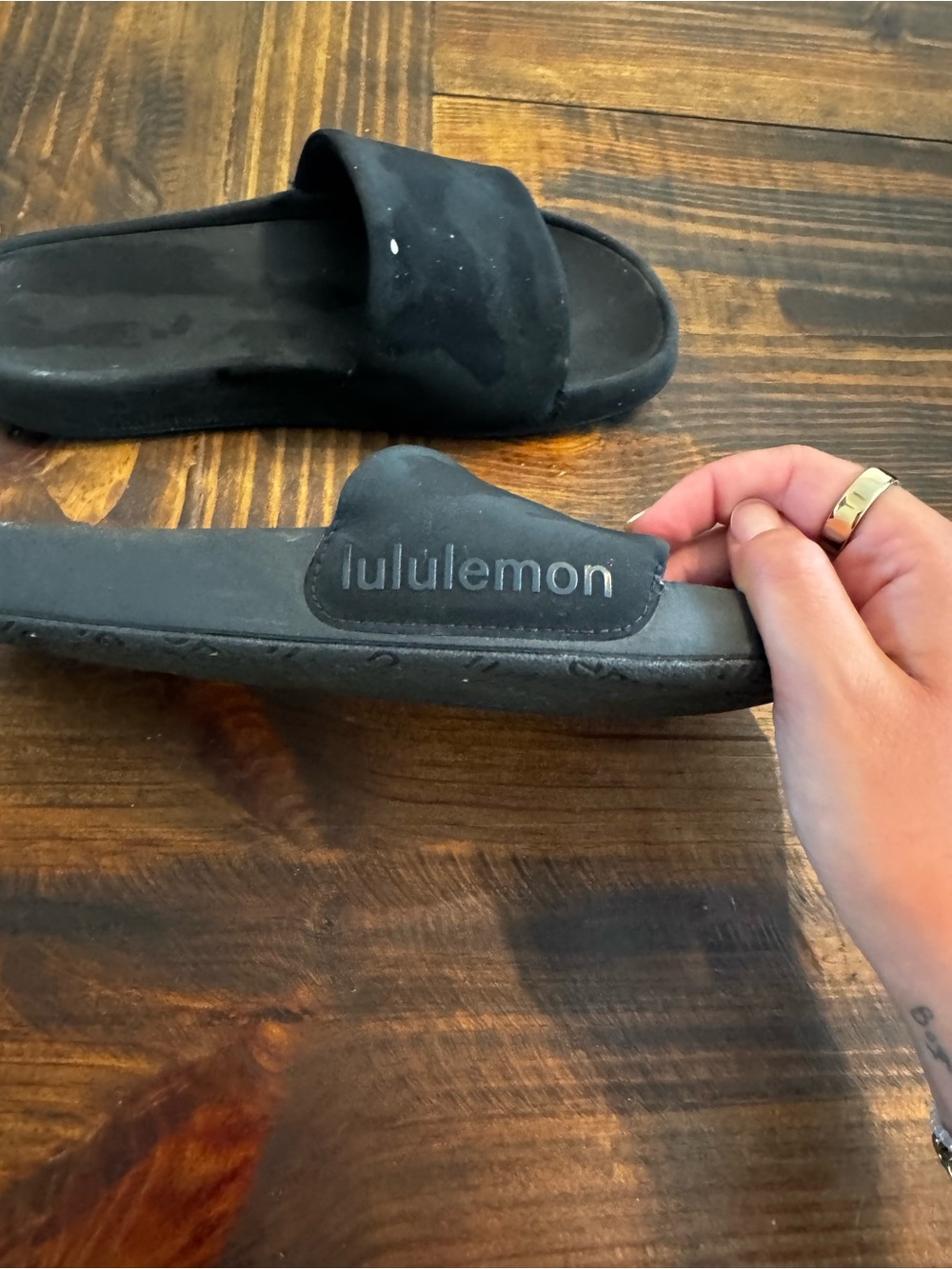 LULULEMON RESTFEEL WOMEN SLIDE BLACK - Picture 2 of 3